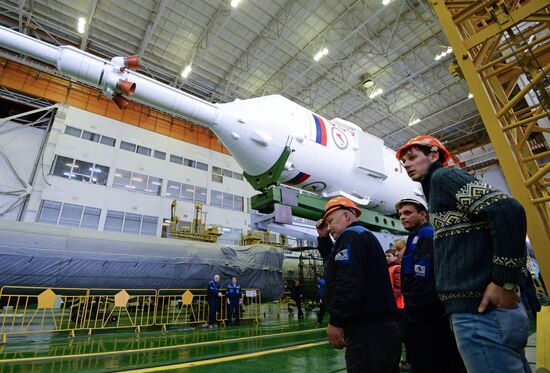 Soyuz-FG booster with Soyuz-TMA 19M assembly completed, ready to go to launch pad
