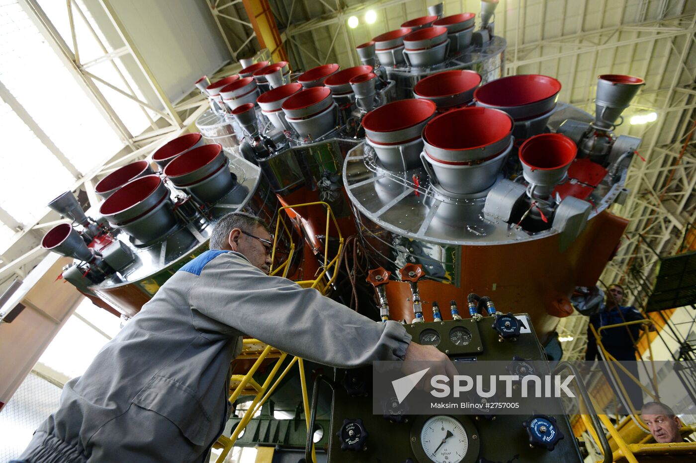 Soyuz-FG booster with Soyuz-TMA 19M assembly completed, ready to go to launch pad