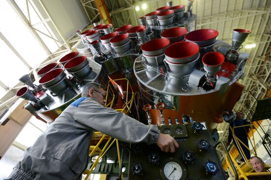 Soyuz-FG booster with Soyuz-TMA 19M assembly completed, ready to go to launch pad