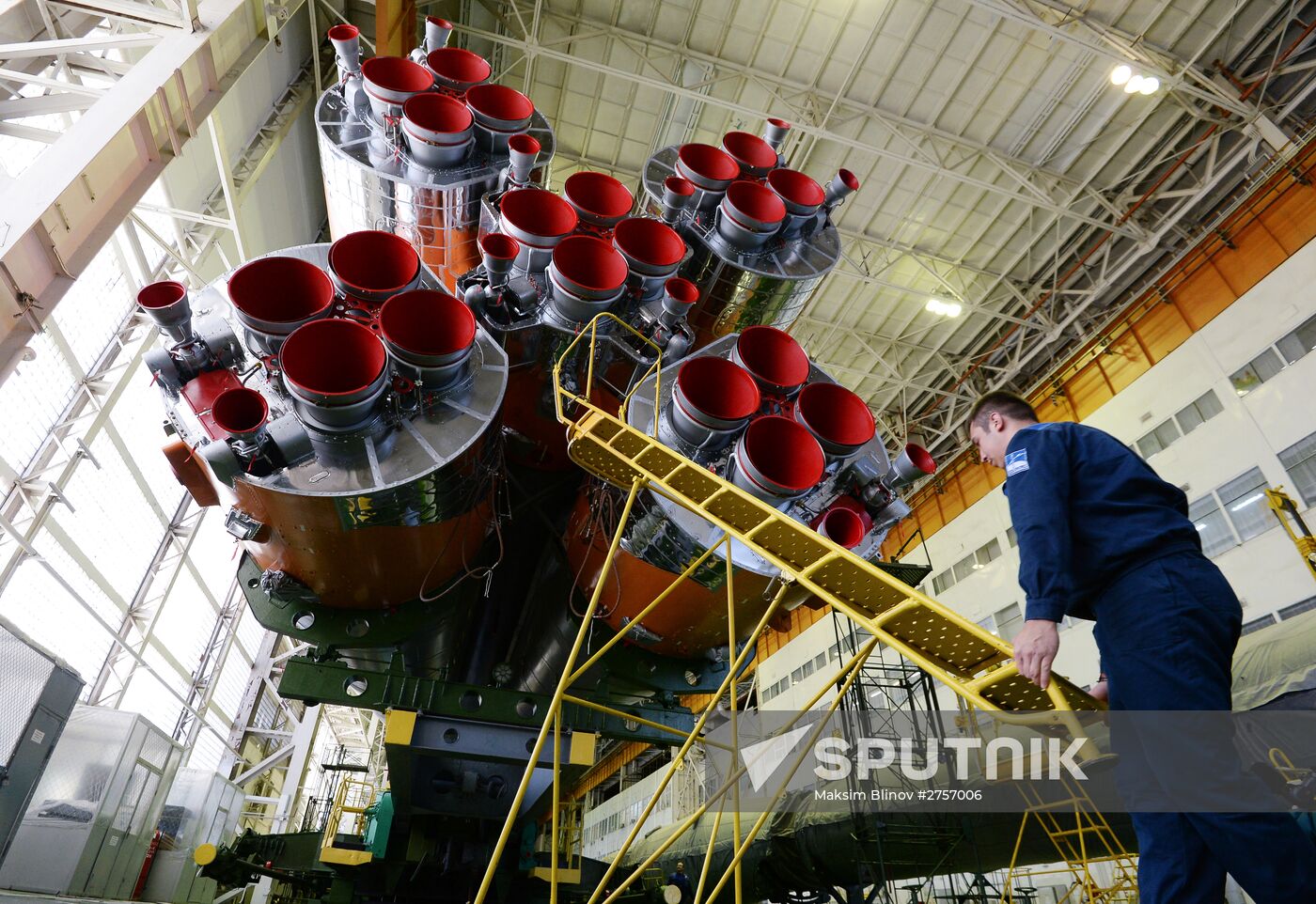 Soyuz-FG booster with Soyuz-TMA 19M assembly completed, ready to go to launch pad