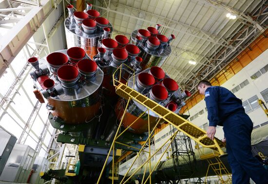 Soyuz-FG booster with Soyuz-TMA 19M assembly completed, ready to go to launch pad