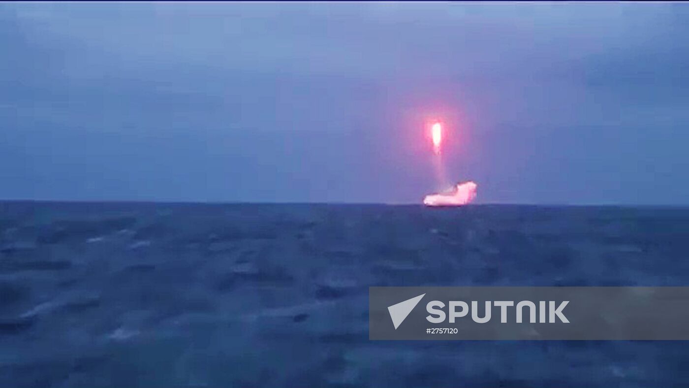 Submerged Verkhoturye nuclear submarine launches Sineva ballistic missile