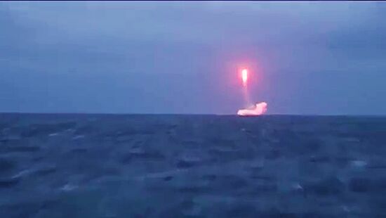 Submerged Verkhoturye nuclear submarine launches Sineva ballistic missile