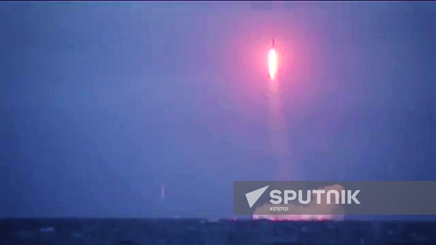 Submerged Verkhoturye nuclear submarine launches Sineva ballistic missile