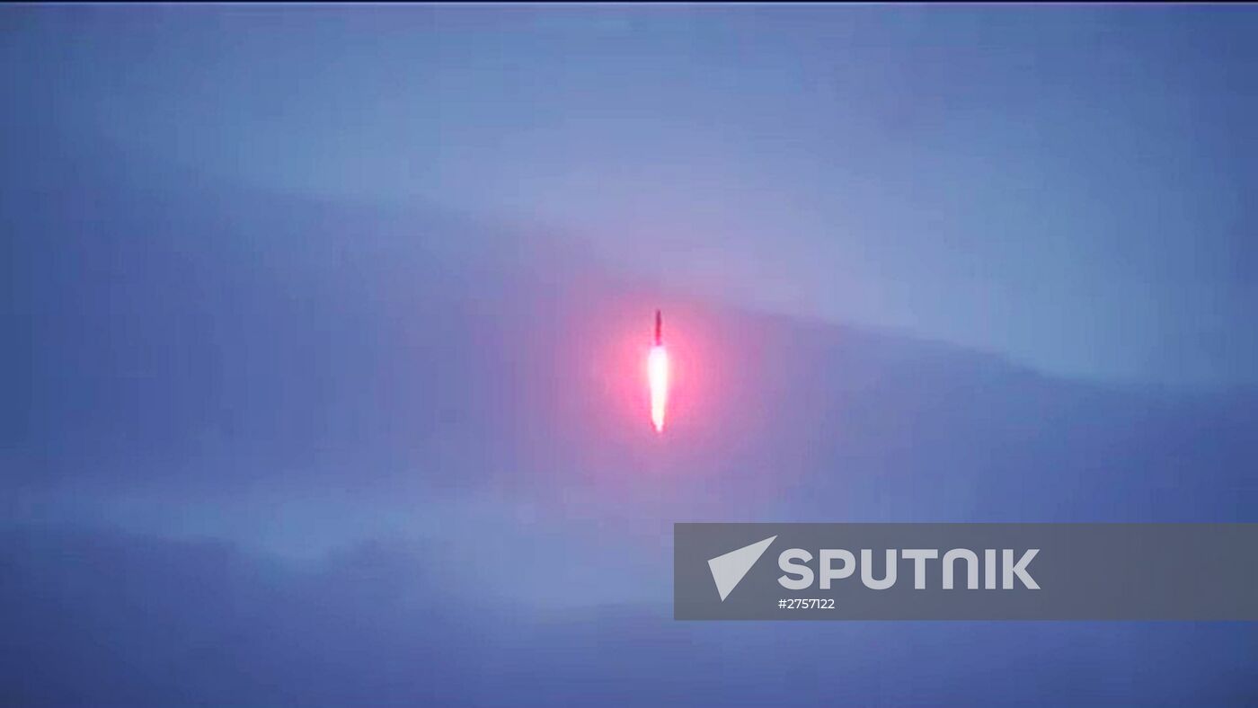 Submerged Verkhoturye nuclear submarine launches Sineva ballistic missile