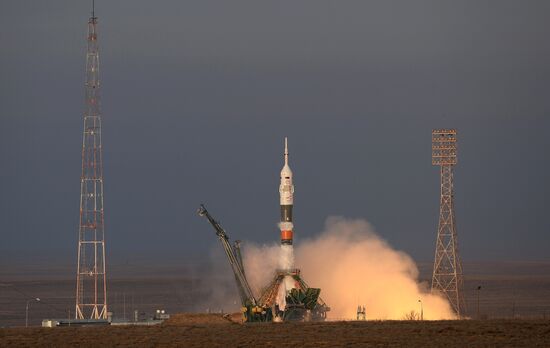Soyuz TMA-19M spacecraft lifts off from Baikonur Space Center