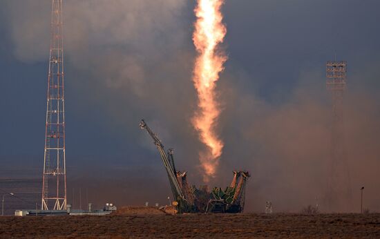 Soyuz TMA-19M spacecraft lifts off from Baikonur Space Center