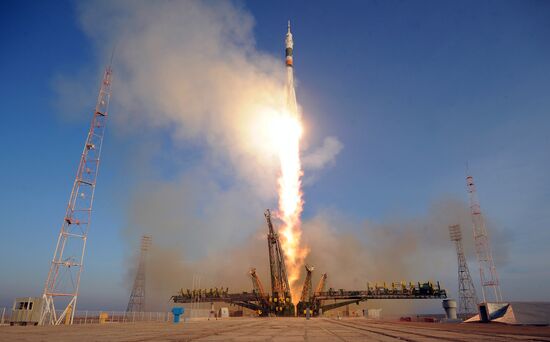 Soyuz TMA-19M spacecraft lifts off from Baikonur Space Center