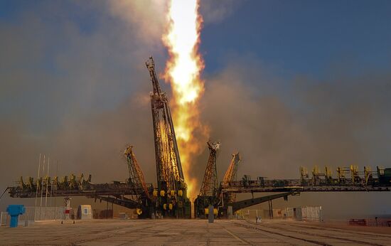 Soyuz TMA-19M spacecraft lifts off from Baikonur Space Center