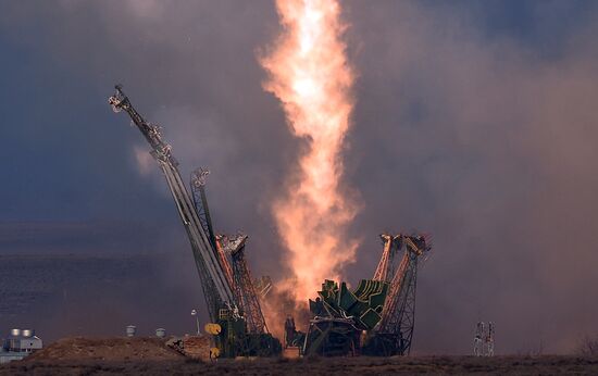 Soyuz TMA-19M spacecraft lifts off from Baikonur Space Center