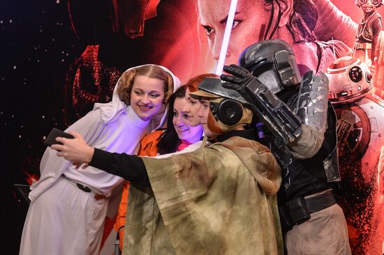 First run of movie "Star Wars: The Force Awakens"
