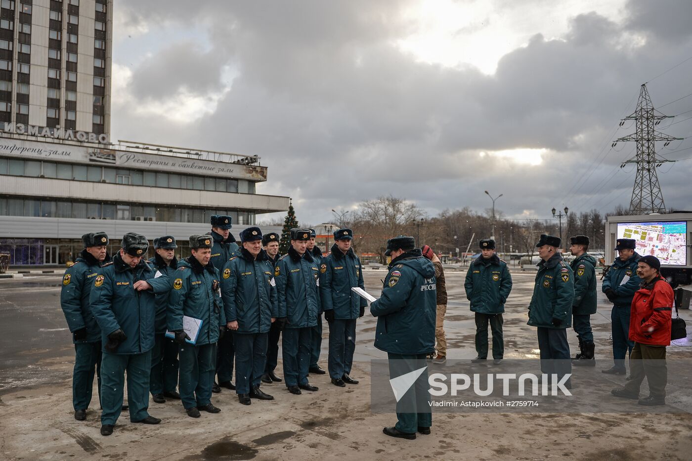 Emergencies Ministry Moscow Department holds drills at Izmailovo hotel's Beta building