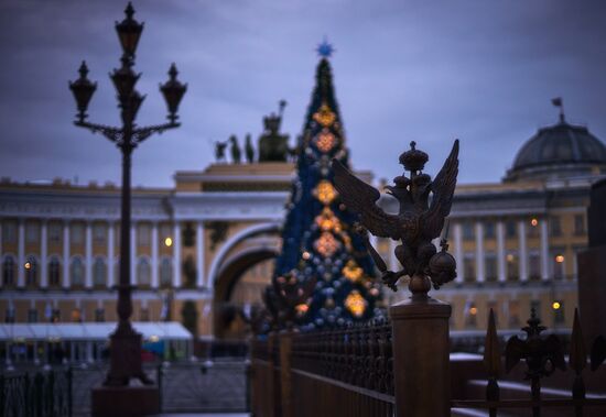 New Year's street decorations in St. Petersburg