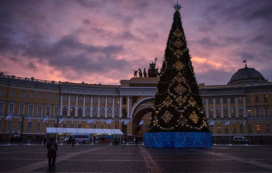 New Year's street decorations in St. Petersburg