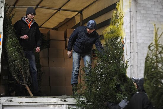 EMERCOM humanitarian convoy with New Year presents has arrived in Donbas
