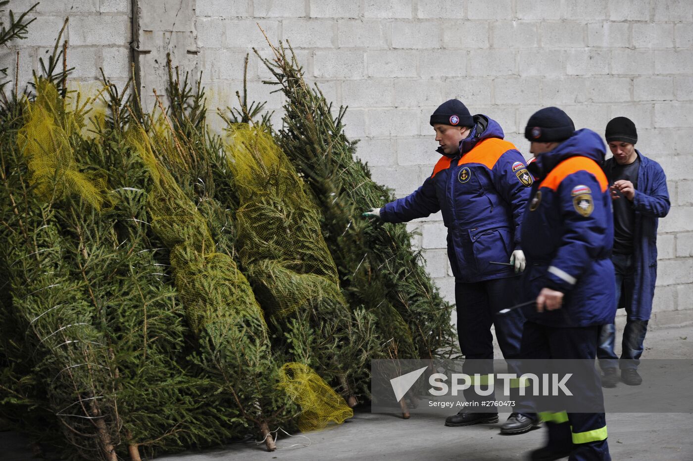 EMERCOM humanitarian convoy with New Year presents has arrived in Donbas