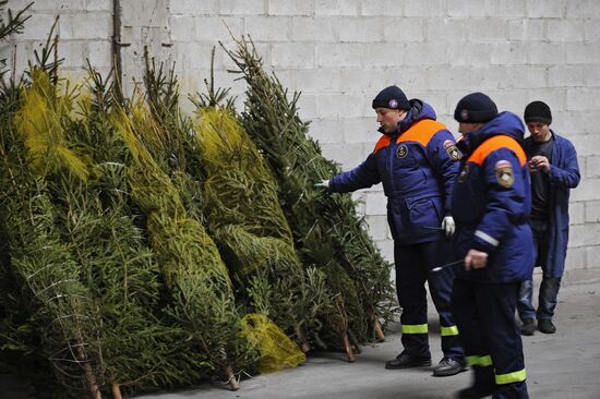 EMERCOM humanitarian convoy with New Year presents has arrived in Donbas