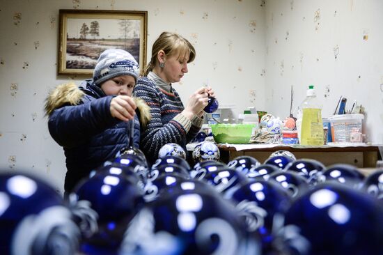 New Year tree decorations manufactured by Step by Step Plant in Novgorod Region