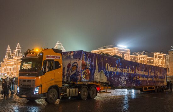 Russia's Number One New Year's Tree arrives on Red Square