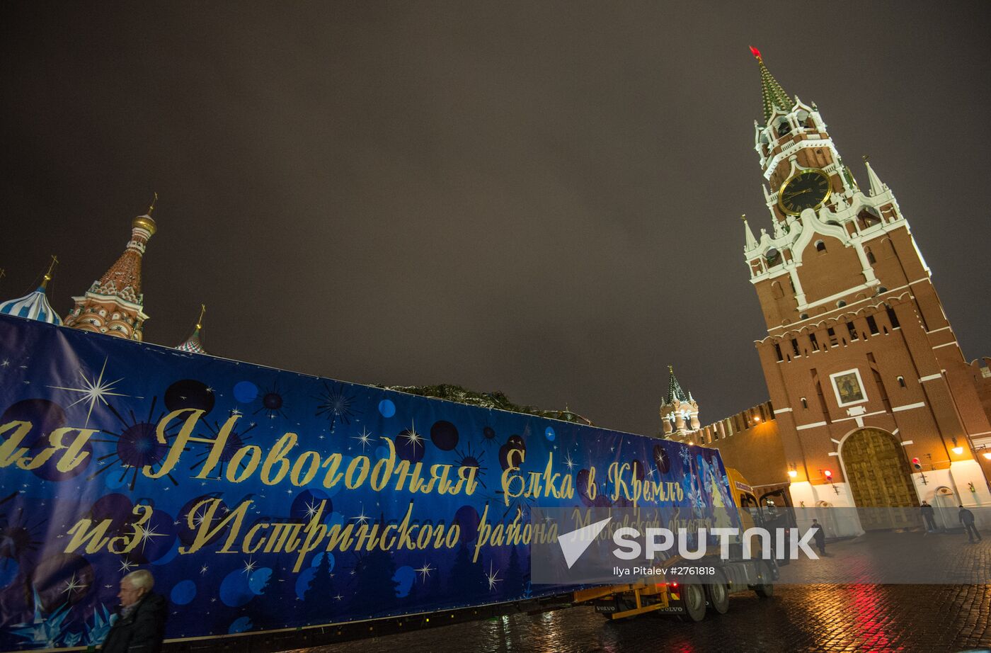 Russia's Number One New Year's Tree arrives on Red Square