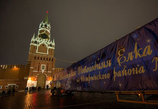 Russia's Number One New Year's Tree arrives on Red Square