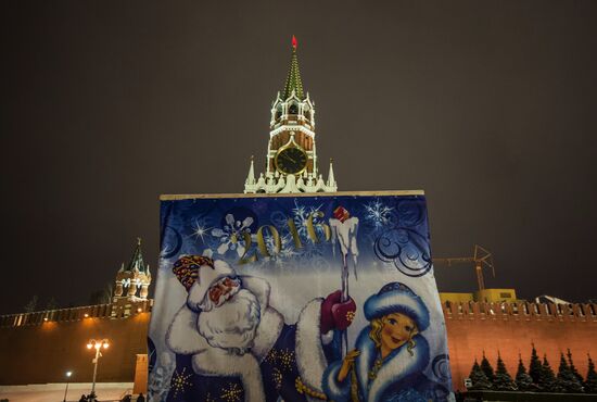 Russia's Number One New Year's Tree arrives on Red Square