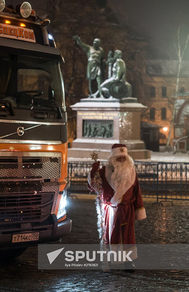 Russia's Number One New Year's Tree arrives on Red Square