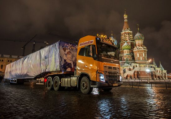 Russia's Number One New Year's Tree arrives on Red Square