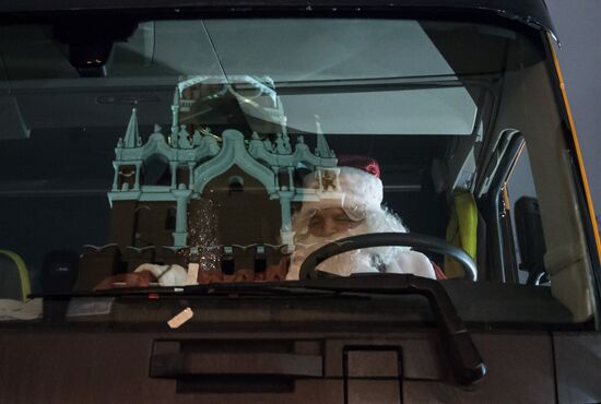 Russia's Number One New Year's Tree arrives on Red Square