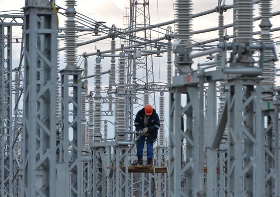 Power bridge construction over Kerch Strait