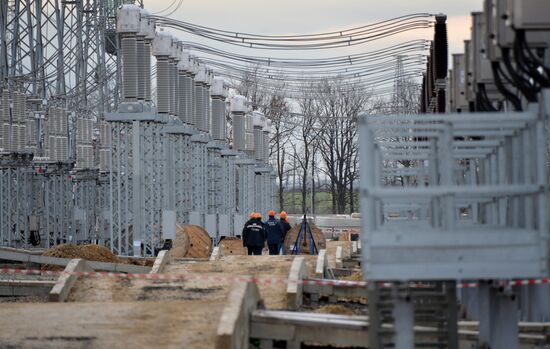 Power bridge construction over Kerch Strait