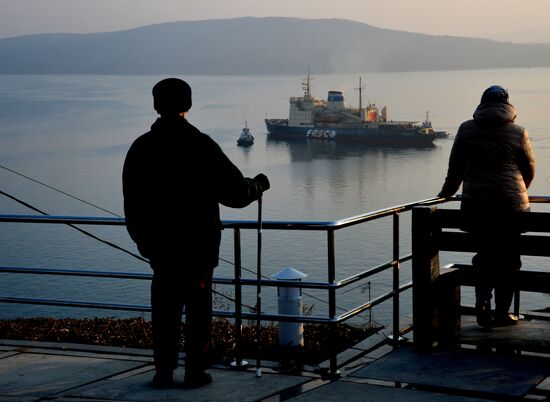 Icebreaker Admiral Makarov sails for the Arctic from Vladivostok