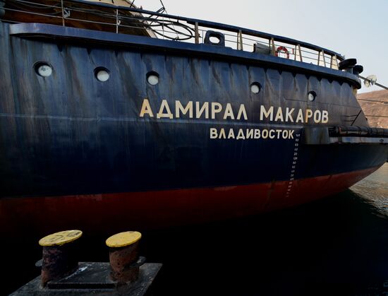 Icebreaker Admiral Makarov sails for the Arctic from Vladivostok