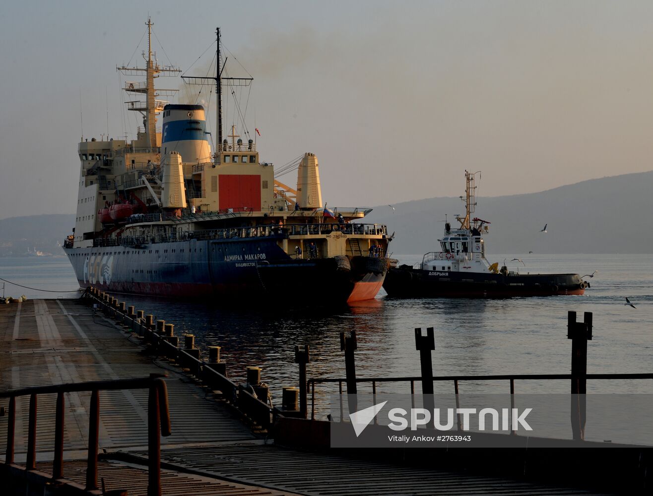 Seeing off icebreaker "Admiral Makarov" leaving Vladivostok