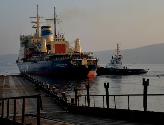 Seeing off icebreaker "Admiral Makarov" leaving Vladivostok