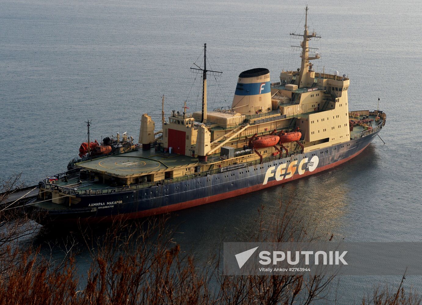 Seeing off icebreaker "Admiral Makarov" leaving Vladivostok