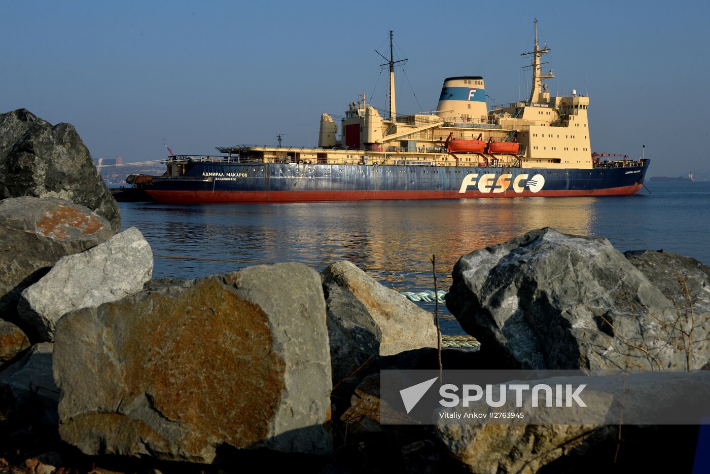 Seeing off icebreaker "Admiral Makarov" leaving Vladivostok
