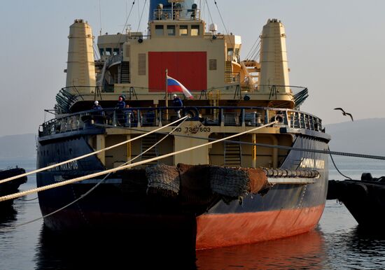 Seeing off icebreaker "Admiral Makarov" leaving Vladivostok