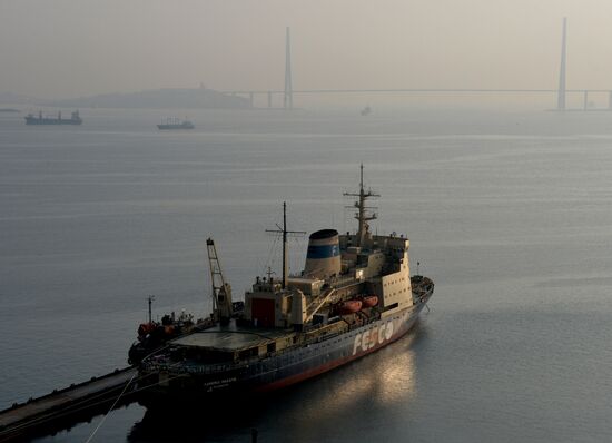 Seeing off icebreaker "Admiral Makarov" leaving Vladivostok
