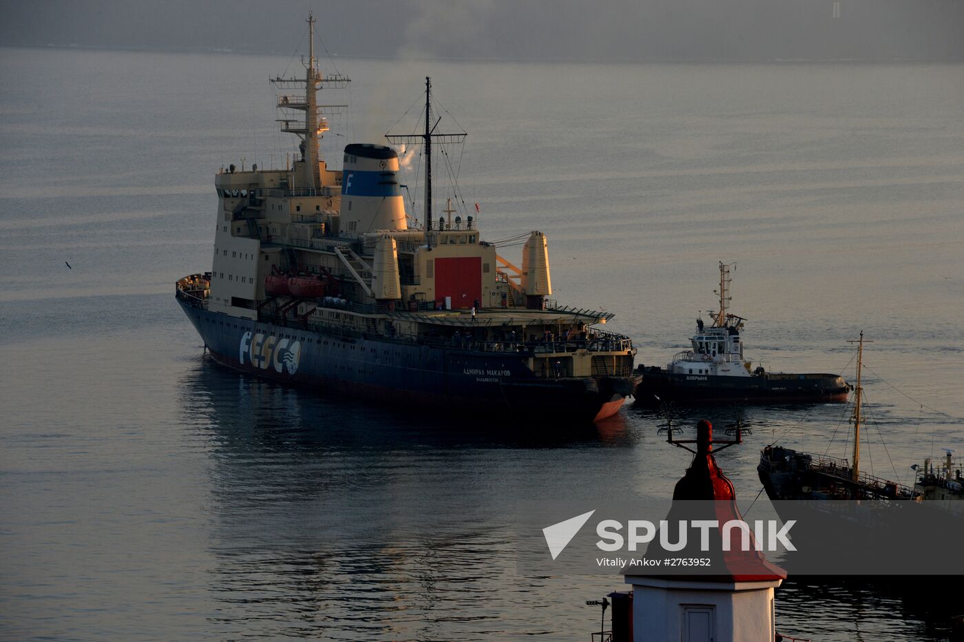 Seeing off icebreaker "Admiral Makarov" leaving Vladivostok