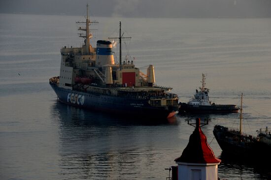 Seeing off icebreaker "Admiral Makarov" leaving Vladivostok