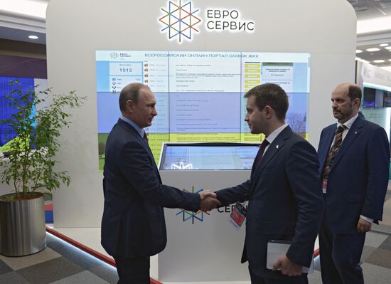 President Vladimir Putin at plenary meeting of Russia's first Internet Economy Forum