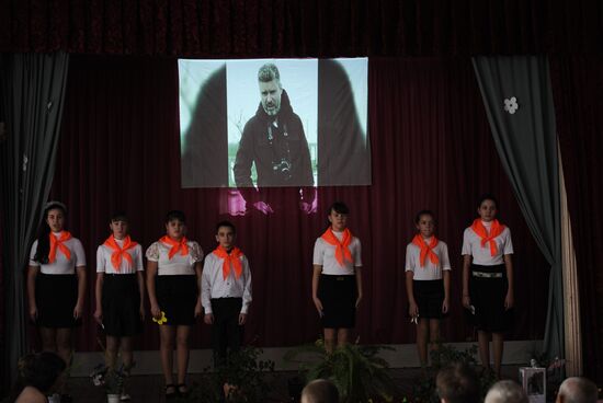 Andrei Stenin Remembrance Day at Gornyatsky School in Snezhnoye