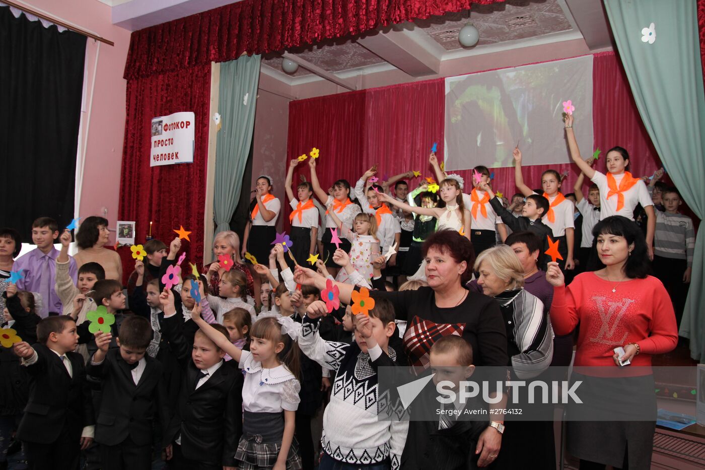 Andrei Stenin Remembrance Day at Gornyatsky School in Snezhnoye