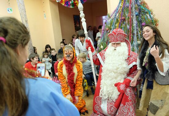 Father Frost from Veliky Ustyug visits city children's hospital No.2 in Samara