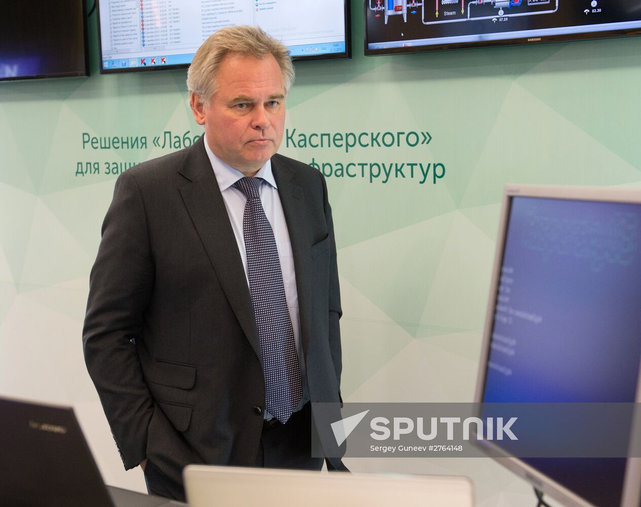 President Vladimir Putin at plenary meeting of Russia's first Internet Economy Forum
