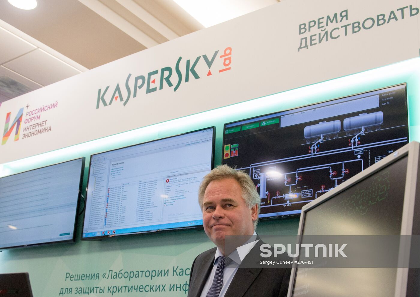 President Vladimir Putin at plenary meeting of Russia's first Internet Economy Forum