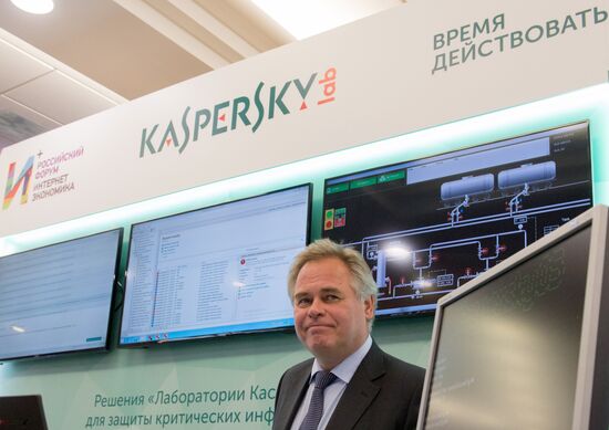 President Vladimir Putin at plenary meeting of Russia's first Internet Economy Forum