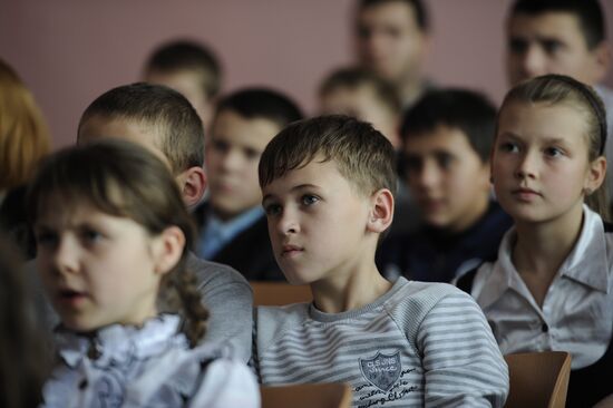 Andrei Stenin Remembrance Day at Gornyatsky School in Snezhnoye