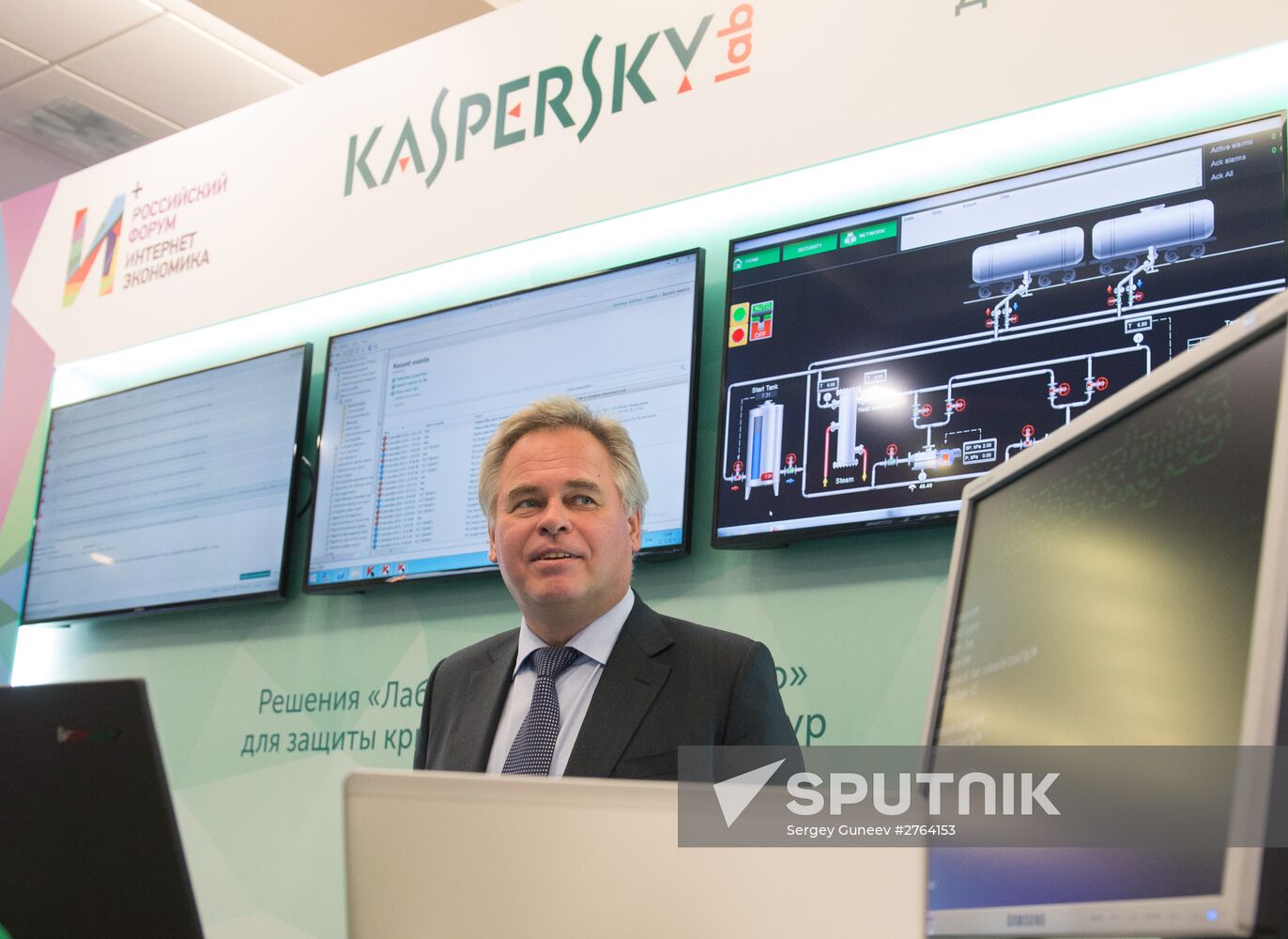 President Vladimir Putin at plenary meeting of Russia's first Internet Economy Forum